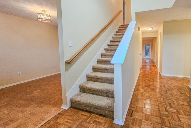 Photo - Knoxville 37934 - 3 bed 2.5 bath Condo - Contact Ryan Fogarty 865-333-4840