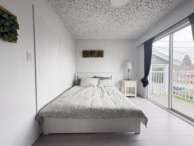 Photo - 4876 Earles St