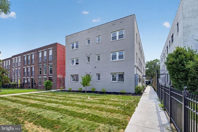 1823 East Capitol St SE Unidad 3-BEDROOM APARTMENTS