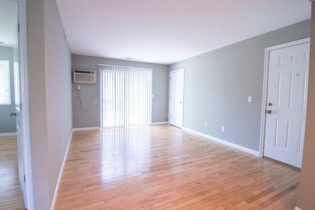 Building Photo - 835 Grand Ave NE Unit a