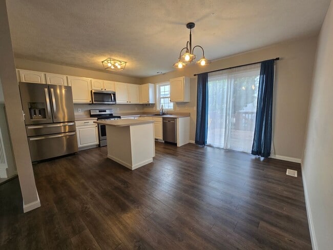Photo - Spacious 4 Bedroom Duplex in North Normal ...