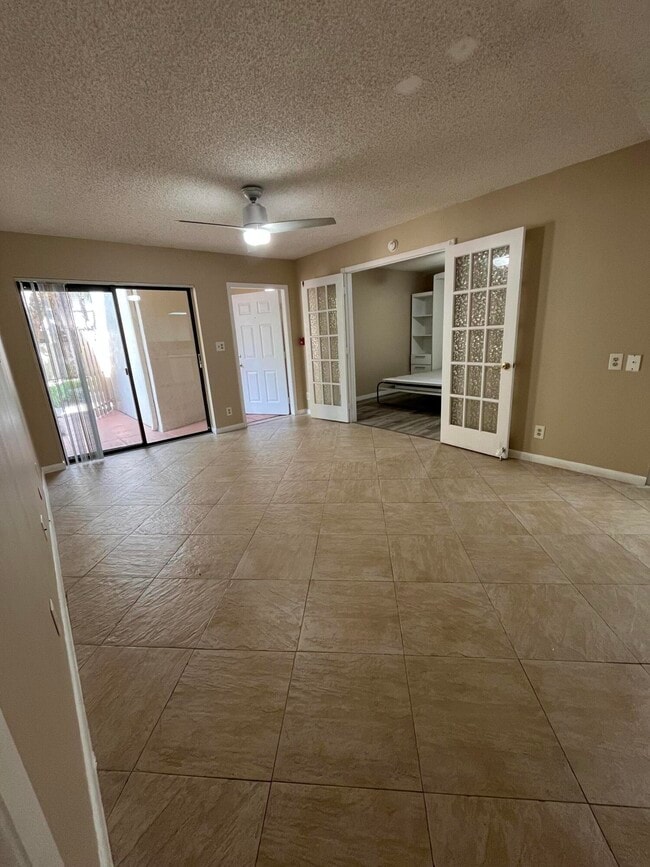 Photo - 616 Executive Center Dr Unidad 104