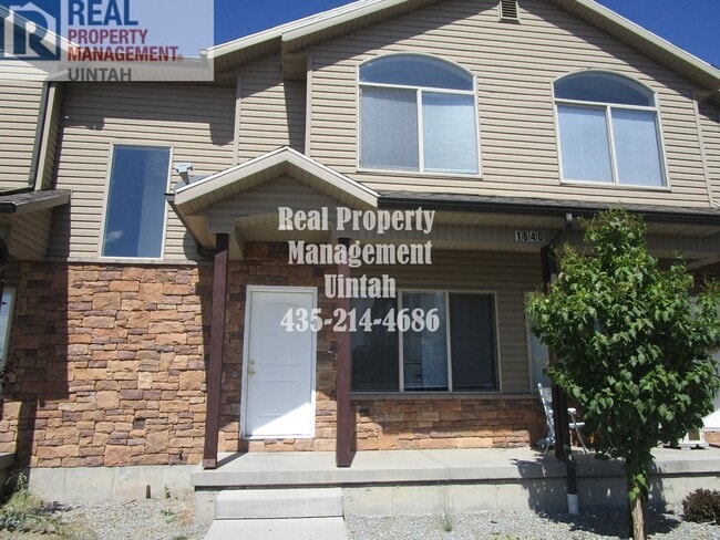 Building Photo - 3 bedroom 1.5 bath Town home