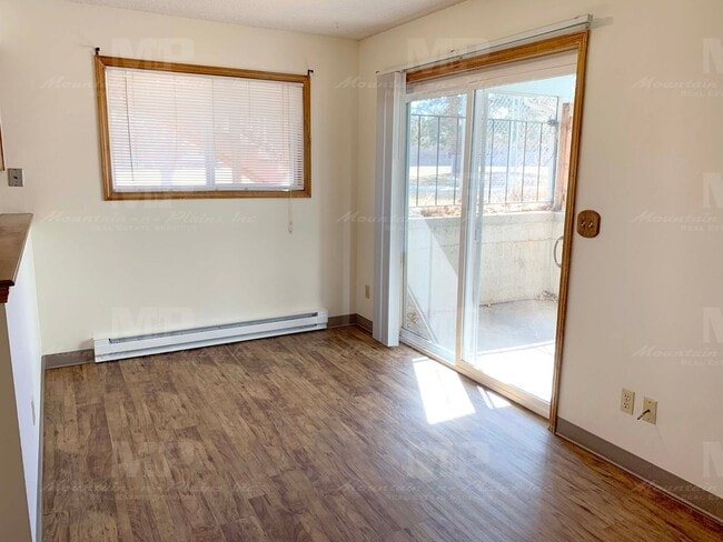 Photo - 531-533 Strachan Dr