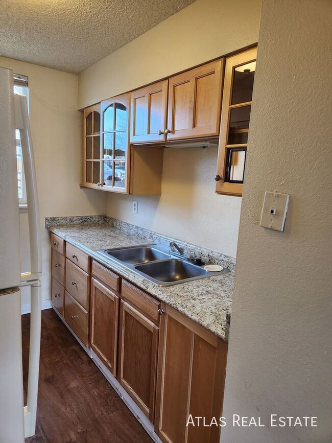 ONE MONTH FREE RENT IF MOVED IN BY 2/20! C... - ONE MONTH FREE RENT IF MOVED IN BY 2/20! C... Apartment Unit B