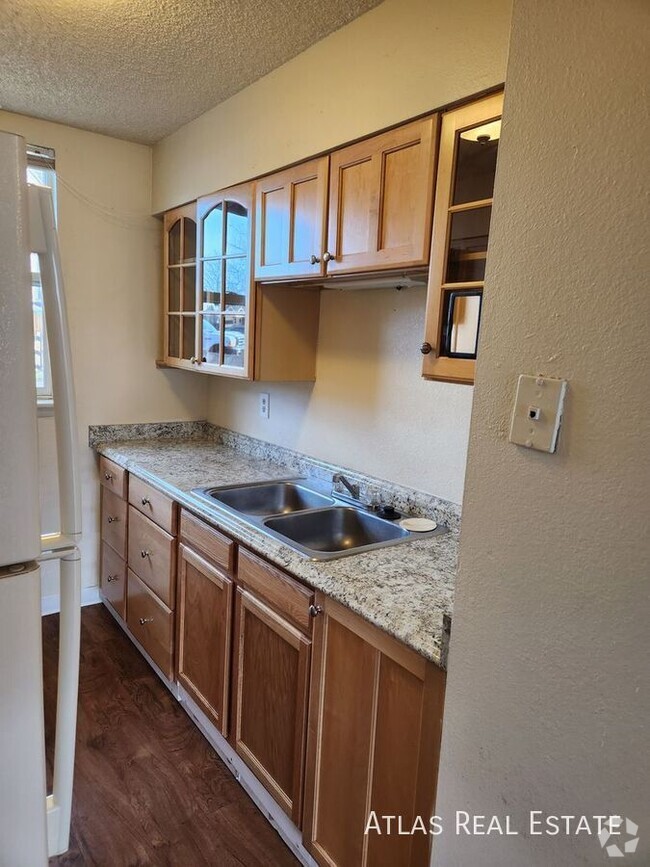 Building Photo - Centrally located 2BR/1BA! Close to Natura... Unit B Rental