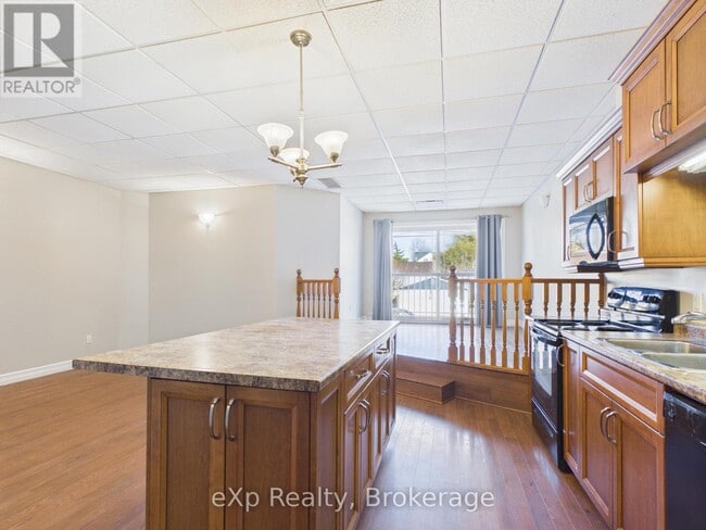 Photo - 807 Queen St