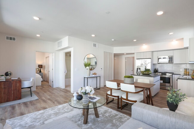 Photo - 740 S Ridgeley Dr Unidad 101