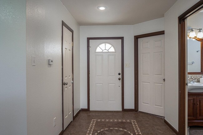 Photo - 808 E Gutierrez St