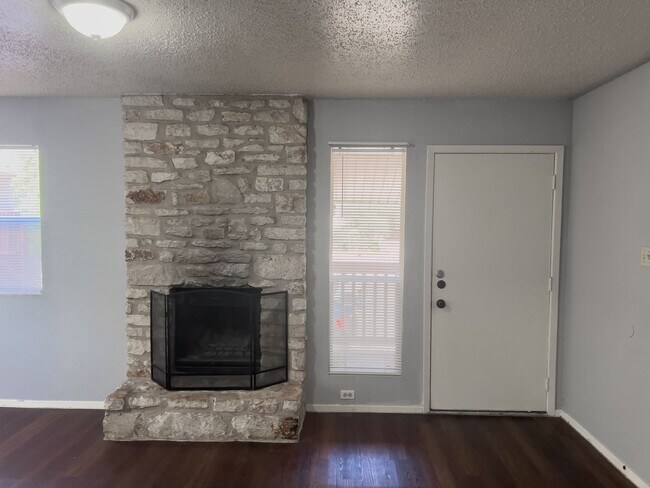 Photo - Affordable 2/2 in great location off of N ... Unidad D