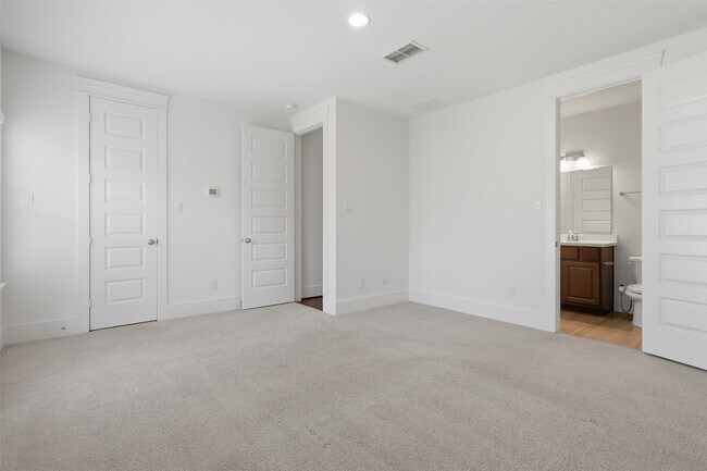 Photo - 821 Algona Ave