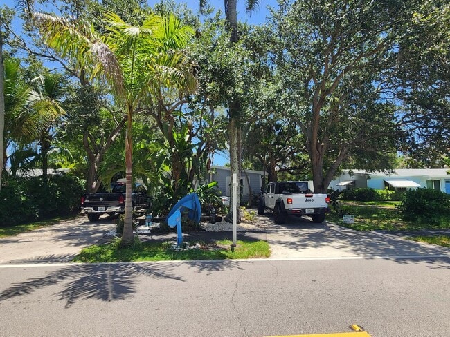 Building Photo - 305 S Loxahatchee Dr