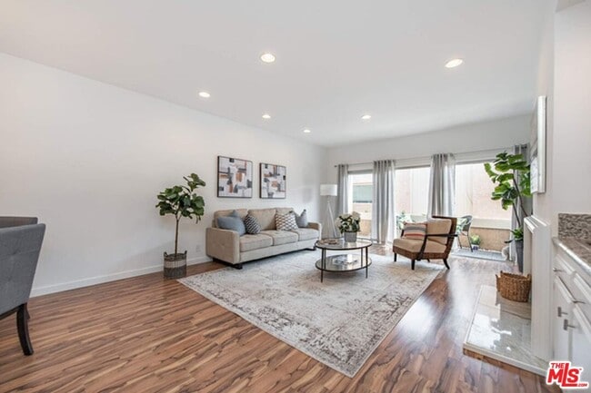 Photo - 5139 Balboa Blvd Unidad 203