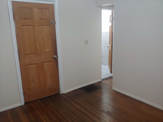 Photo - 1549 Kemble St Unit 1