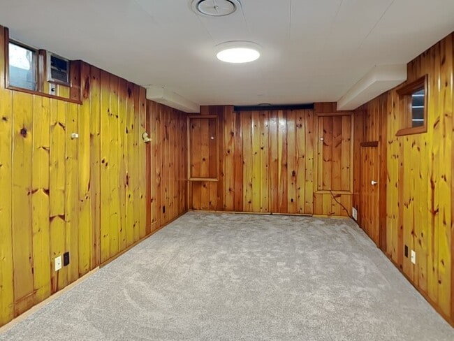 Photo - 2092 Bush Ave E