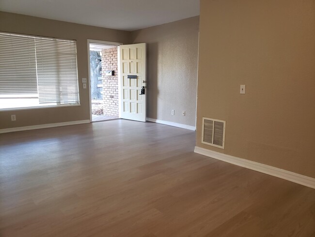 Photo - 1726 Westchester Dr House