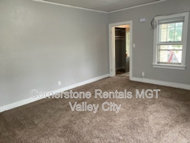 Building Photo - 208 5th Ave SW