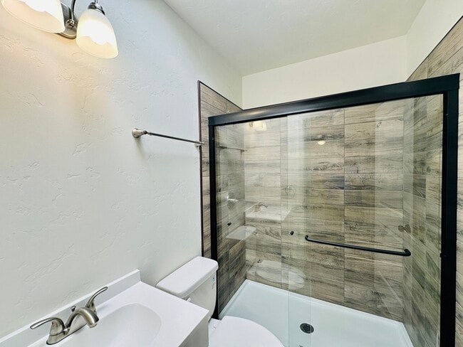 Photo - Available 10/10/25! Modern Renovated 2 Bed...