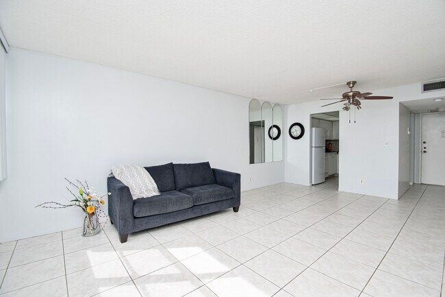 Photo - 2731 Taft St Unit 408