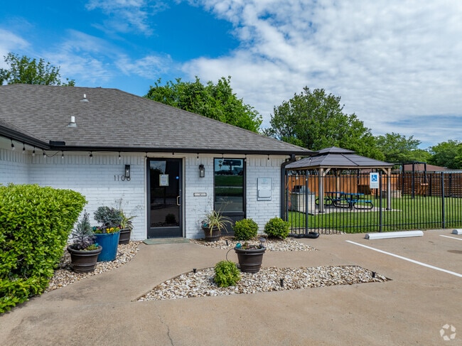 Leasing Entrance - Eleven06 on 35 Apartments
