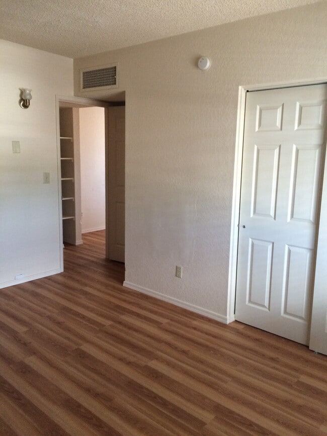 Photo - 923 N Swan Rd