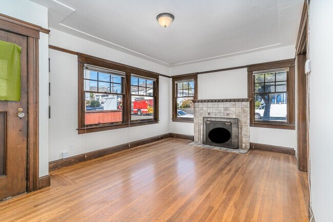 Building Photo - CLINTON AVE 2134-2138 Unit 2134