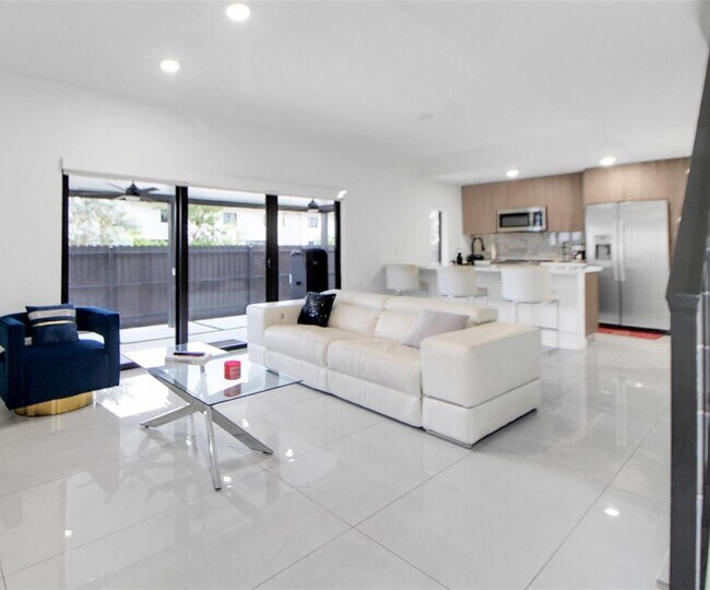 Photo - 320 NW 13th Ct