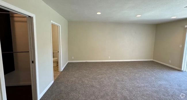 Building Photo - 8827 Darby Ave Rental
