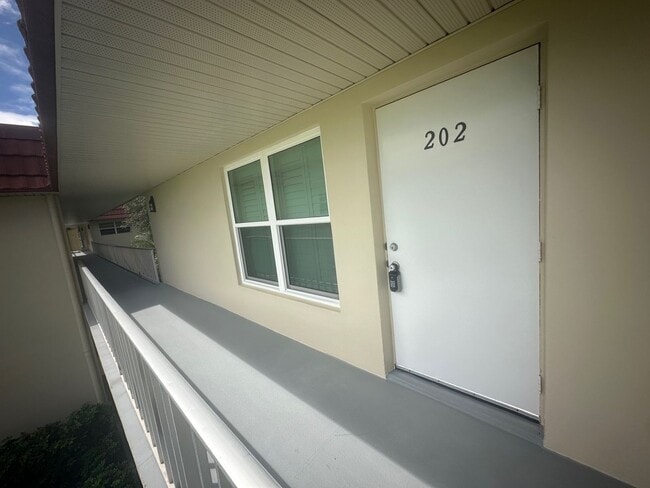 Building Photo - 2/2 Furnished 55+ Condo Unit 202