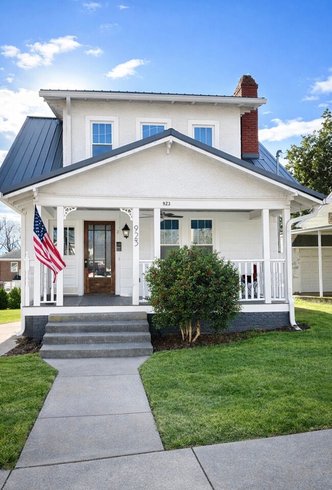 Building Photo - 923 E Hillcrest Dr Unit 2