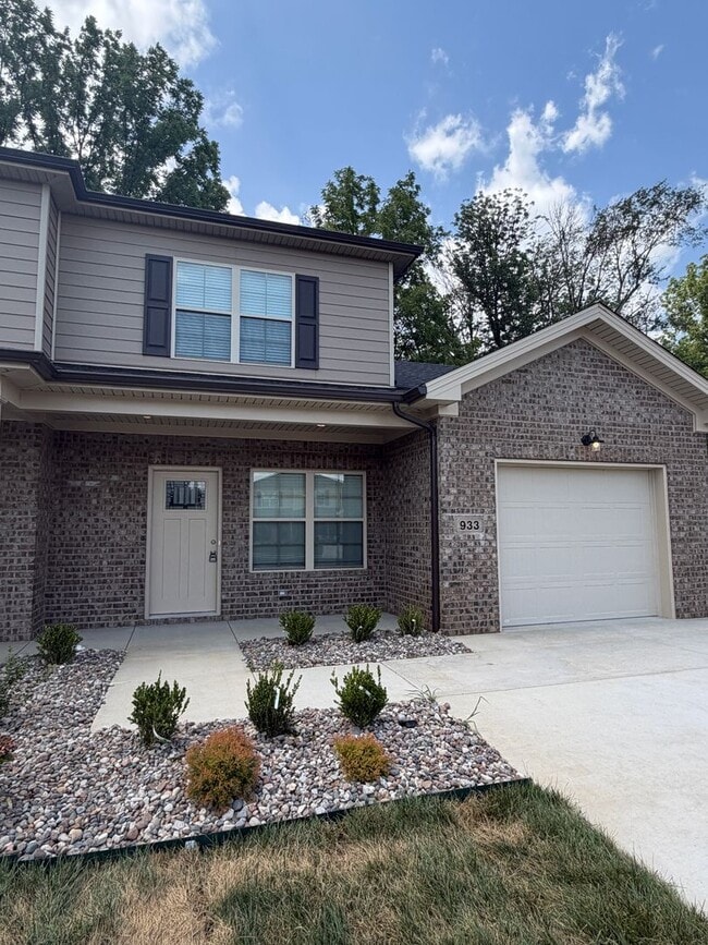 Building Photo - 933-935 Rodeo Ln Unit 933 Rodeo Court