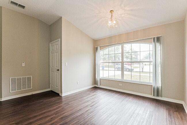 Photo - 640 Tranquility St