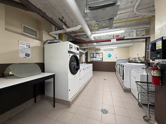 Photo - 305 W 45th St Unidad 6K