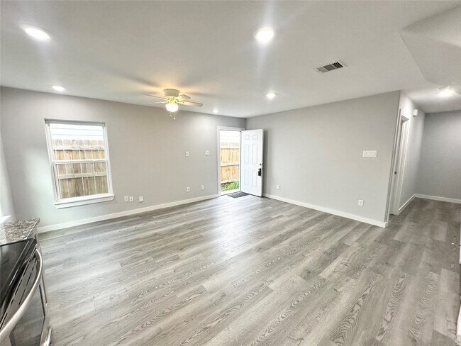Photo - 8215 Crestview Dr