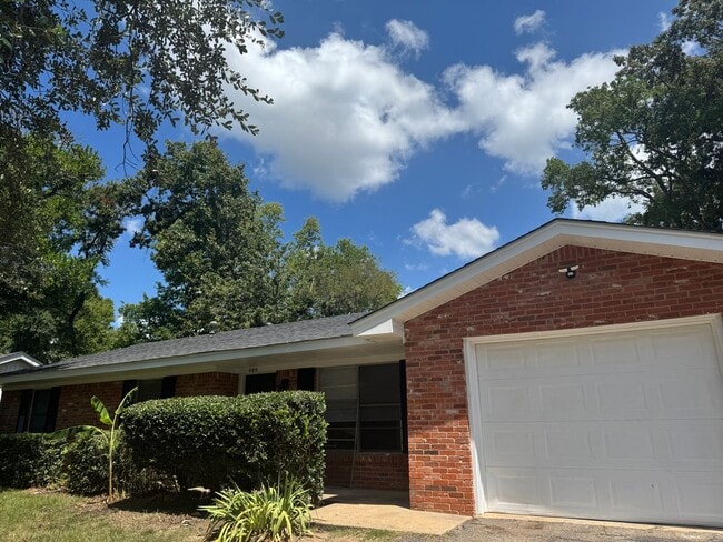 Building Photo - 3/1/1 PTISD LARGE FENCED YARD Rental
