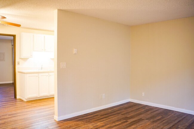 Photo - Spacious 1-Bed Surrounded by Tall Trees & Just Blocks from Popular Multnomah Village! Unidad 3912