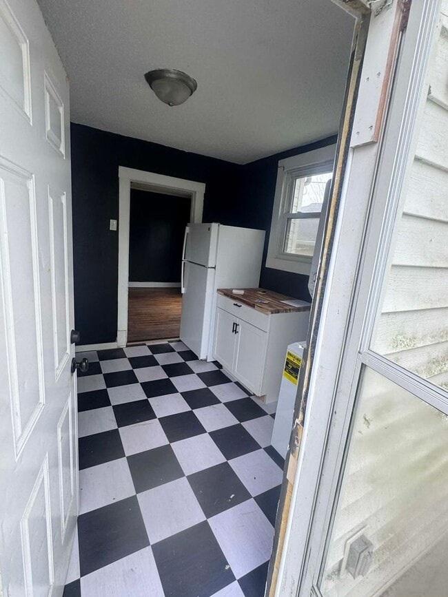 Photo - Knoxville 37917 - 2 bedroom, 1 bath home - Contact Lisa Vineyard and Shannon Russell (865) 216-9334