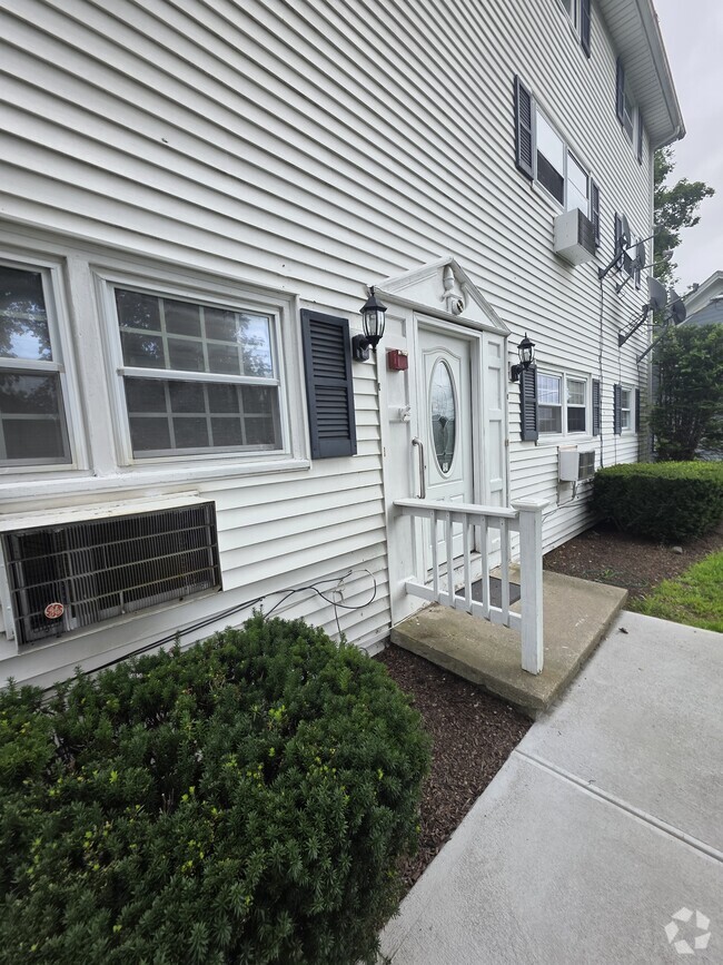 Building Photo - 819 Douglas Tpke Unit B Rental