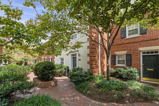 Building Photo - Available Now! Updated //3 Bedroom 2.5 Bat...
