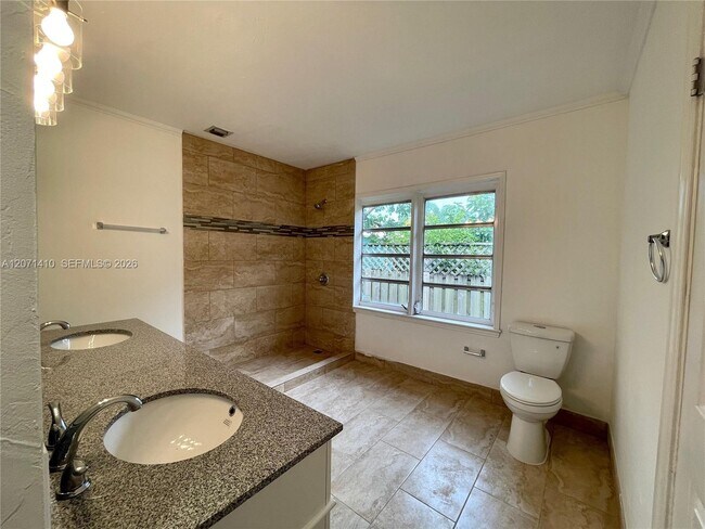 Photo - 820 SE 12th St Unit 2