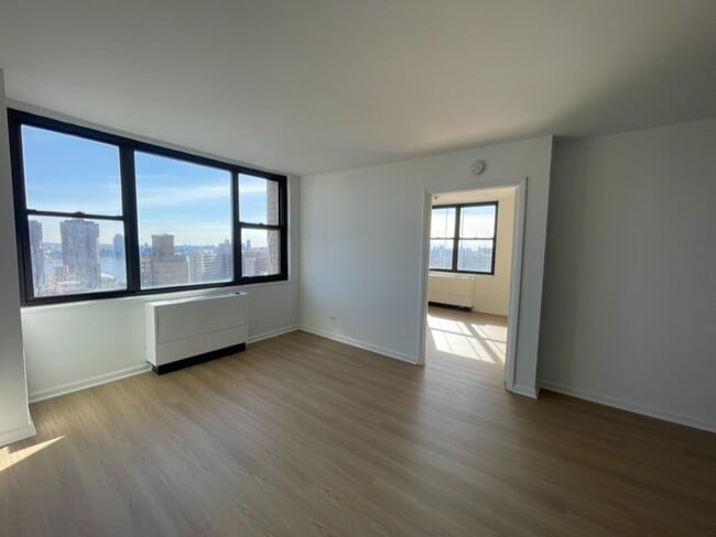 Building Photo - 200 E 27th St Rental