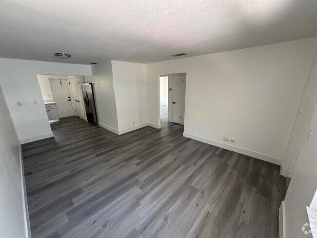 Building Photo - 880 SE 12th St Rental