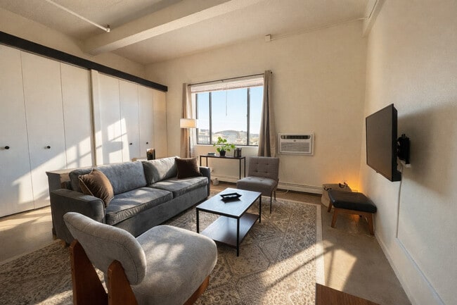 Building Photo - 823 N 2nd St