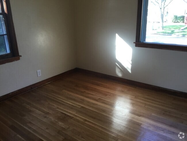 Building Photo - 4 Bedroom Single Family Home