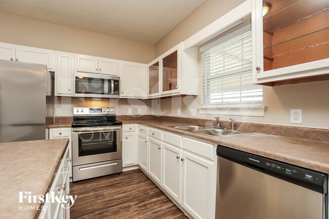 Photo - 837 Manderlay Way