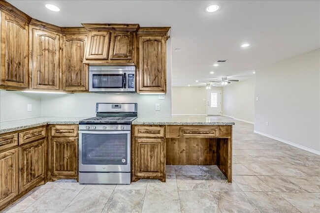 Photo - 2111 E Lott Ave