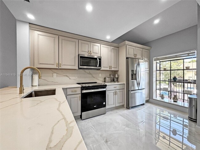 Building Photo - 1977 SW 15th St Unit 116