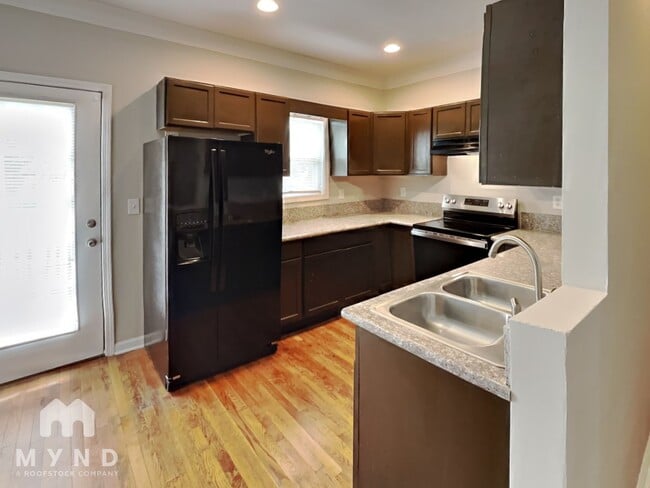 Photo - 302 Laurel Ave SW