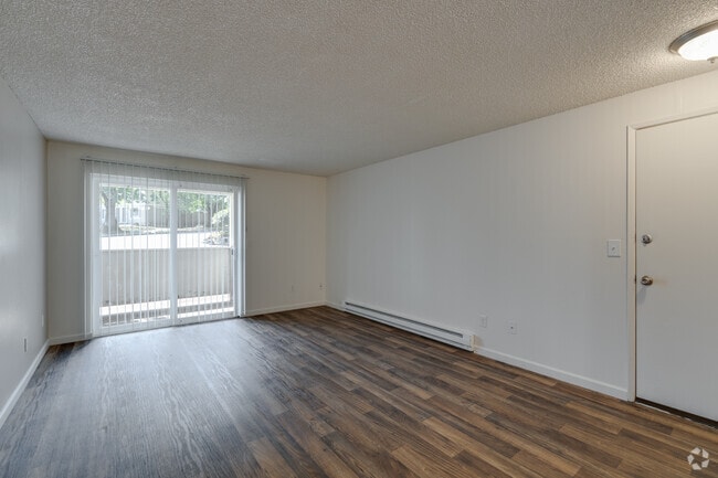 2BR, 1BA - 900SF - Living Room - Creekside Commons Apartments