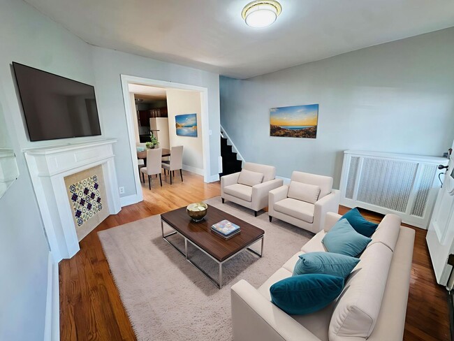 Building Photo - Remodeled 3bd/1 House with Rear yard!! SEC...